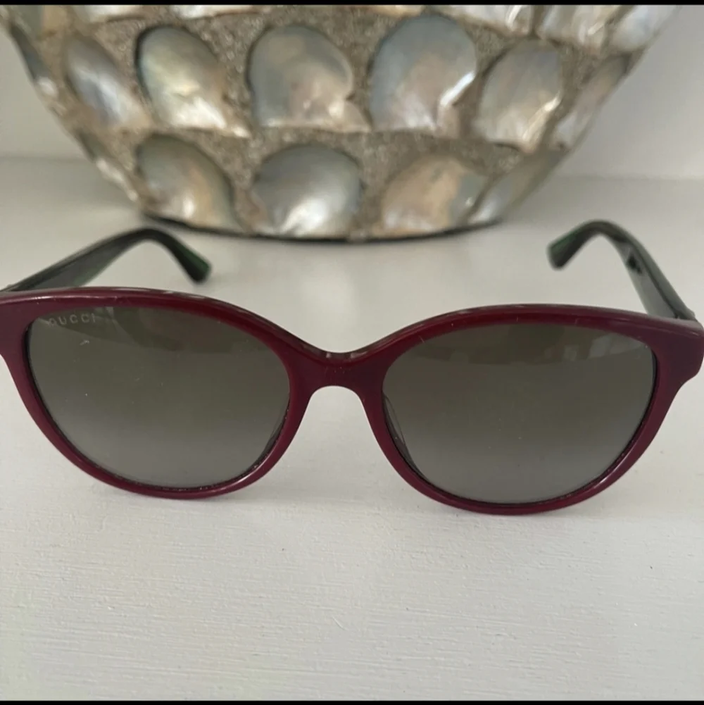 Gucci Red and Green Women's Sunglasses - Picture 3 of 3